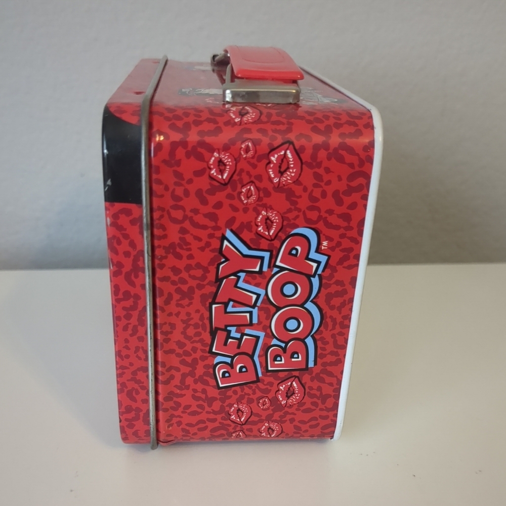 Betty Boop 2005 Small Tin Box + 17 Betty Boop Magnets - Picture 3 of 10